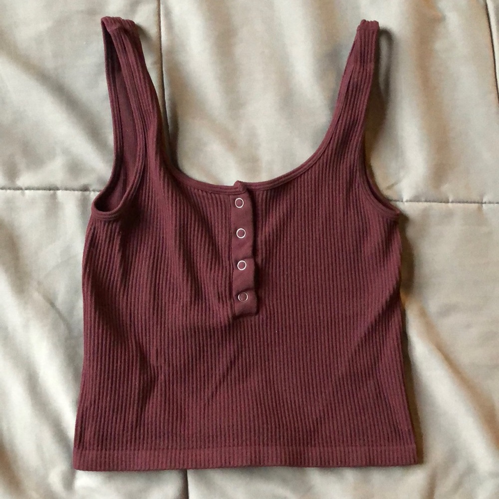 A maroon tank top from Aéropostale size XS can fit S